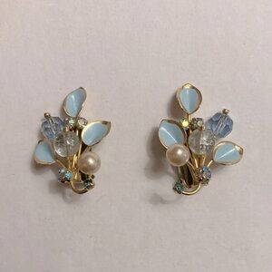 Vintage Goldtone Kramer Beaded Flower and Faux Pearl Clip-on Enameled Earringss